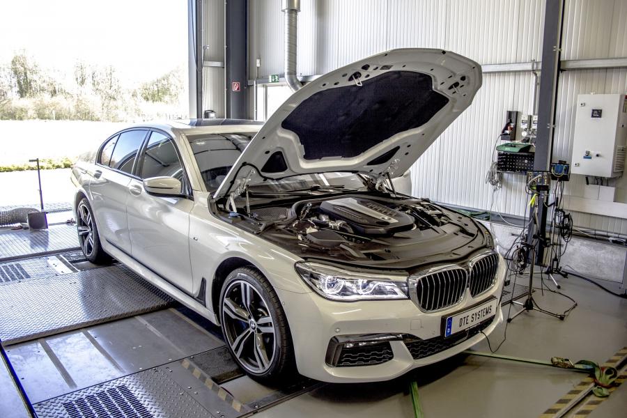 Моторный отсек BMW 750d xDrive by DTE Systems 2017 года  (фото 5 из 6)